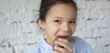 Criança comendo ovo de chocolate