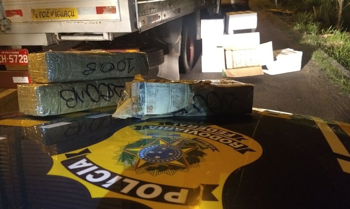 PRF apreende caminhão em Curitiba com mais de R$ 12 milhões na carga