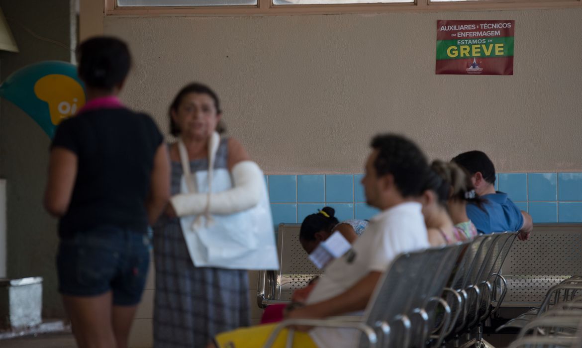 Brasília - Pacientes aguardam atendimento no hospital regional da Ceilândia (Marcelo Camargo/Agência Brasil)