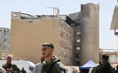 Members of the Israeli security forces walk near the Soroka Medical Center, the city's general hospital, at an impact site following a missile strike from Iran on Israel, in Beersheba, Israel on 19 June 2025.    Marc Israel Sellem/Pool via REUTERS