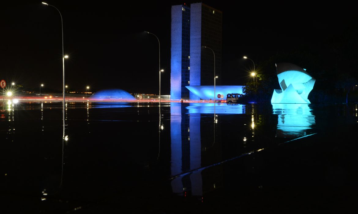 Palácios do Itamaraty e do Congresso Nacional são iluminados de azul pelo dia de conscientização do autismo (Fabio Rodrigues Pozzebom/Agência Brasil)