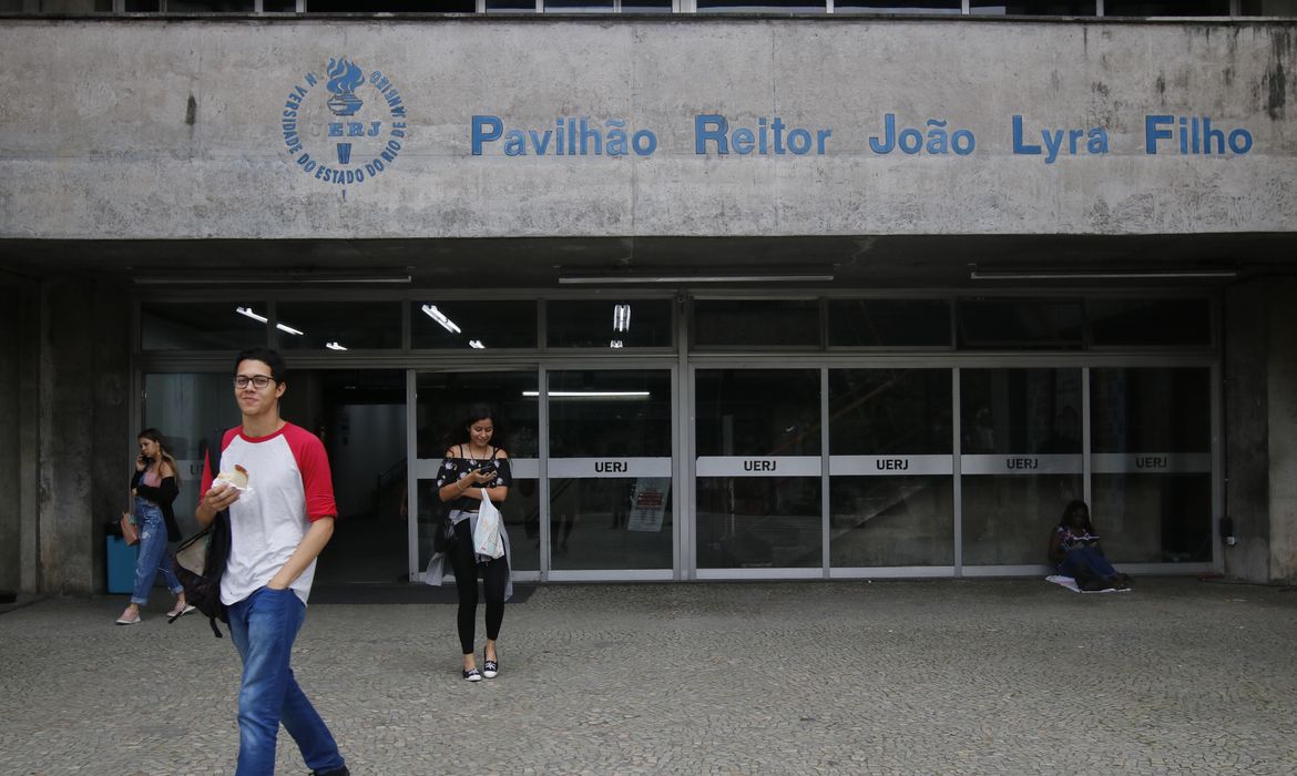 Rio de Janeiro - Estudantes terminam o segundo dia de provas do Enem, realizado na Uerj.  (Fernando Frazão/Agência Brasil)