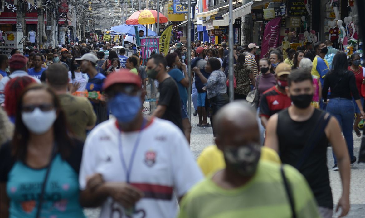 População caminha no centro de Duque de Caxias, primeiro município do Rio de Janeiro a flexibilizar o uso de máscara.