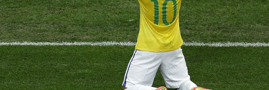 Neymar comemora o seu segundo gol no jogo contra Camarões