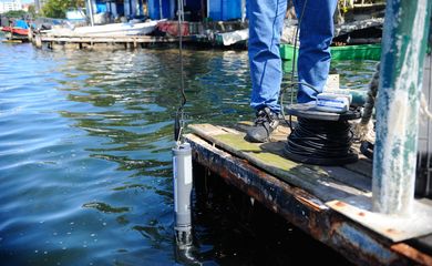 Técnico do Instituto Estadual do Ambiente do Rio, na Lagoa Rodrigo de Freitas, mostra a sonda multiparamétrica, que informa as condições da água (Tânia Rêgo/Agência Brasil)