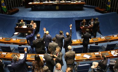 O presidente do Senado, Davi Alcolumbre, durante sessão que aprovou o Projeto de Lei de Conversão 25/2019, que institui o Programa Médicos pelo Brasil.