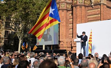 O líder separatista catalão Carles Puigdemont fala ao retornar à Espanha após sete anos de exílio autoimposto no Arco do Triunfo em Barcelona, ​​Espanha
08/08/2024
REUTERS/Lorena Sopena