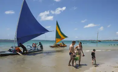 Ipojuca (PE), 26/10/2023 - Passeios de jangada para visitar recifes de corais na praia de Porto de Galinhas. Foto: Fernando Frazão/Agência Brasil