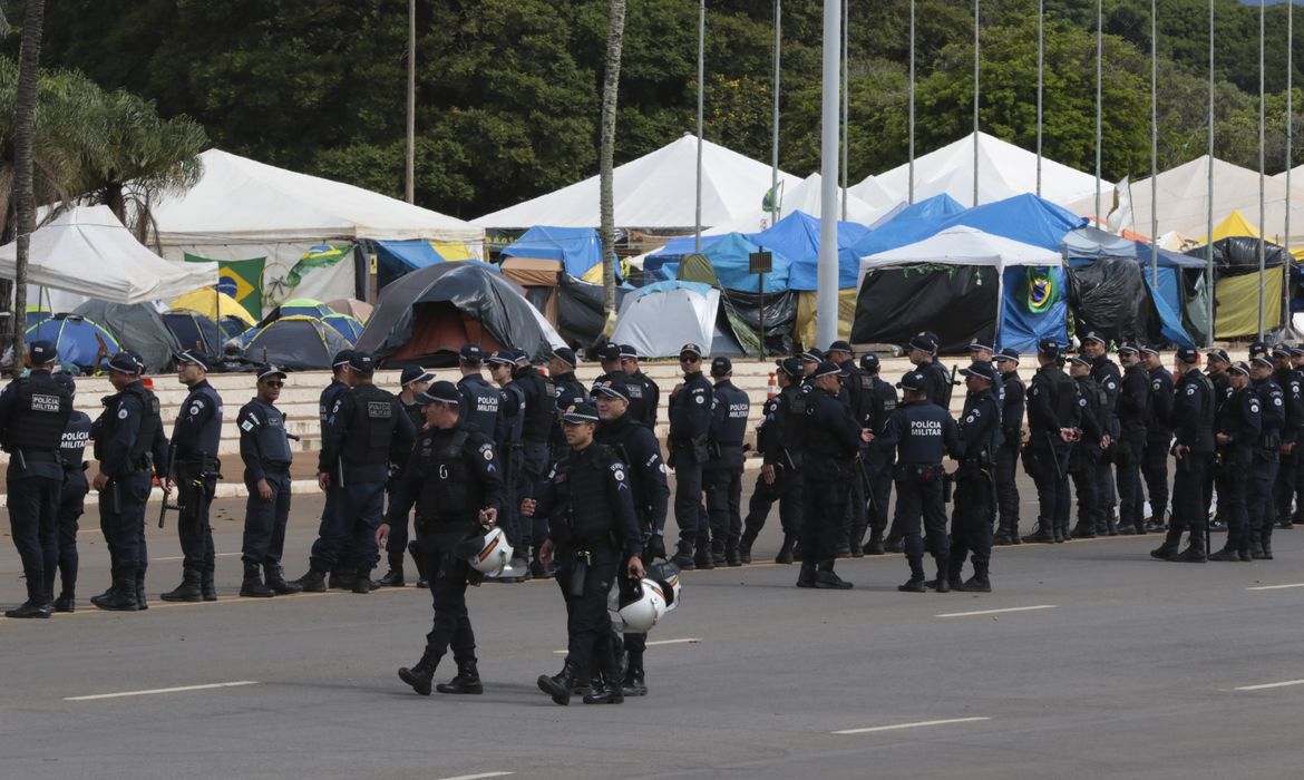 Marcello Casal JrAgência Brasil Polícia e Exército se concentram na frente do QG do Exército para desmobilização de acampamento de bolsonaristas