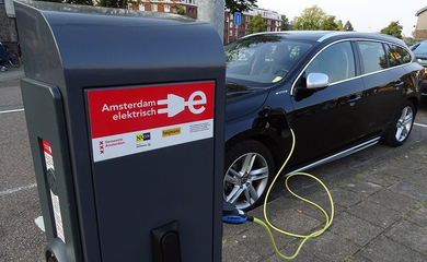 Carro elétrico é abastecido em Amsterdam.