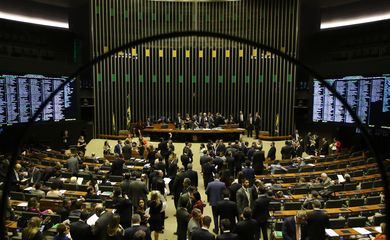 O Presidente do Congresso, Davi Alcolumbre, acompanhado do presidente da Câmara, Rodrigo Maia, preside sessão do Congresso Nacional para votar itens vetados de projetos de lei.