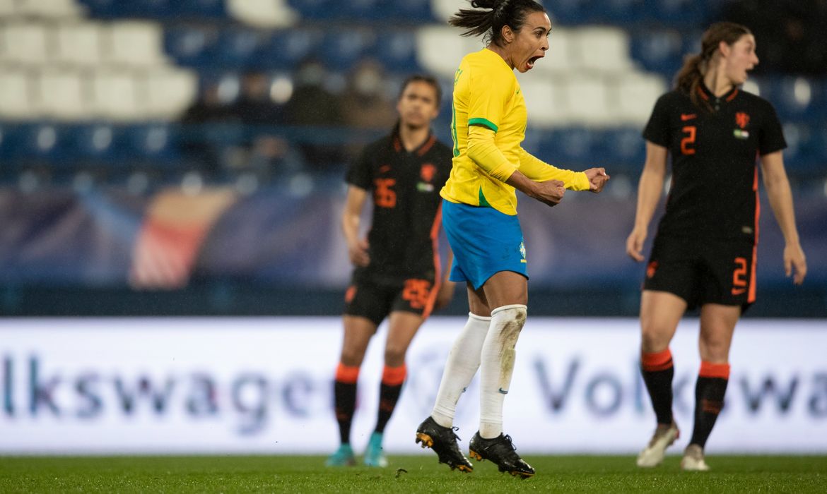 Brasil empata em 1 a 1 com Holanda, na estreia do Torneio da França - Marta marca de pênalti - futebol feminino - em 16/02/2022