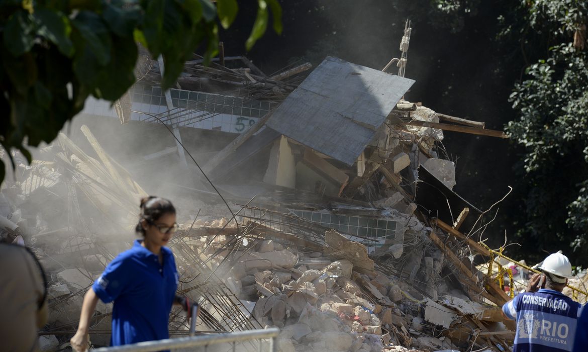 Prefeitura inicia trabalhos de demolição de dois prédios no condomínio Figueiras do Itanhangá, em Muzema, no Rio de Janeiro.