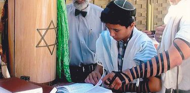 O Bar Mitzvah é uma cerimônia judaica que marca a maturidade religiosa de meninos e meninas