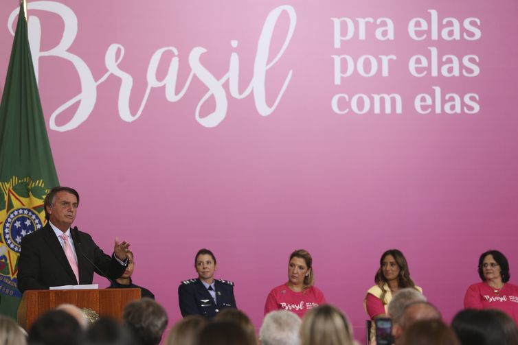 O presidente da República, Jair Bolsonaro,participa da solenidade de lançamento de uma série de iniciativas voltadas ao público feminino, no Dia Internacional da Mulher.