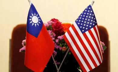 Bandeiras de Taiwan e EUA em Taipé