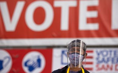 O trabalhador eleitoral Tommy Rose usa equipamento de proteção enquanto coleta cédulas pelo correio no Registro de Eleitores no dia da eleição presidencial dos EUA em San Diego, Califórnia