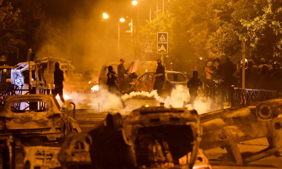 Protesters clash with police, following the death of Nahel, a 17-year-old teenager killed by a French police officer during a traffic stop, in Nanterre, Paris suburb, France, June 30, 2023. REUTERS/Gonzalo Fuentes