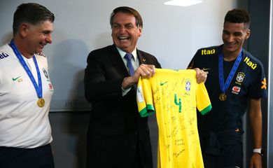 O presidente Jair Bolsonaro parabeniza e posa para foto com a Seleção do Brasil Sub-17 que conquistou ontem (17),  em Brasília, o tetracampeonato do Mundial de Futebol da categoria.