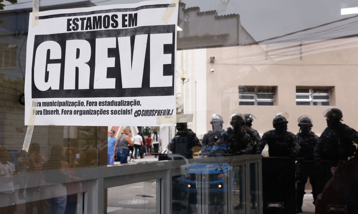 Rio de Janeiro (RJ), 19/10/2024 - Policiais militares atuam na retirada de manifestantes do Hospital Federal de Bonsucesso, na zona norte da cidade, para que nova direção assuma. Foto: Tânia Rêgo/Agência Brasil