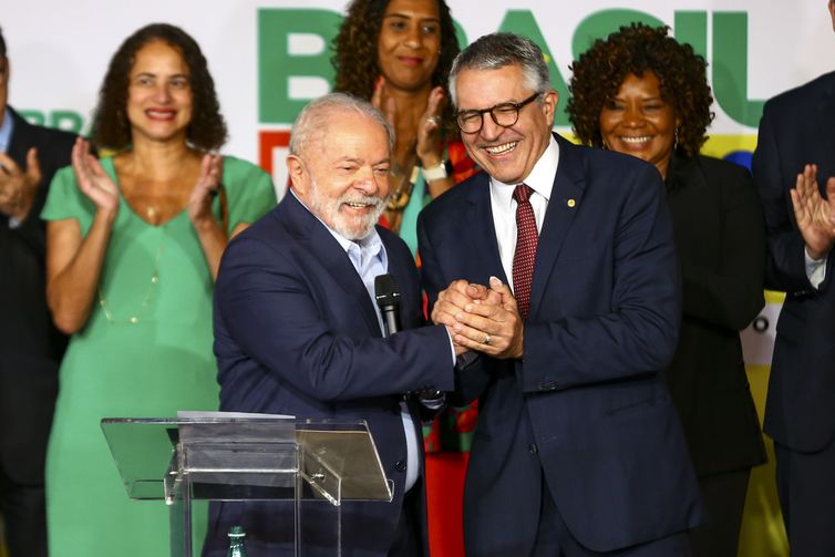 O presidente eleito, Luiz Inácio Lula da Silva, e o futuro ministro da Secretaria das Relações Institucionais, Alexandre Padilha, durante anúncio de novos ministros que comporão o governo.