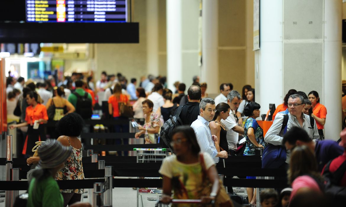 Passageiros embarcam para o feriado de carnaval no Aeroporto Santos Dumont (Fernando Frazão/Agência Brasil)