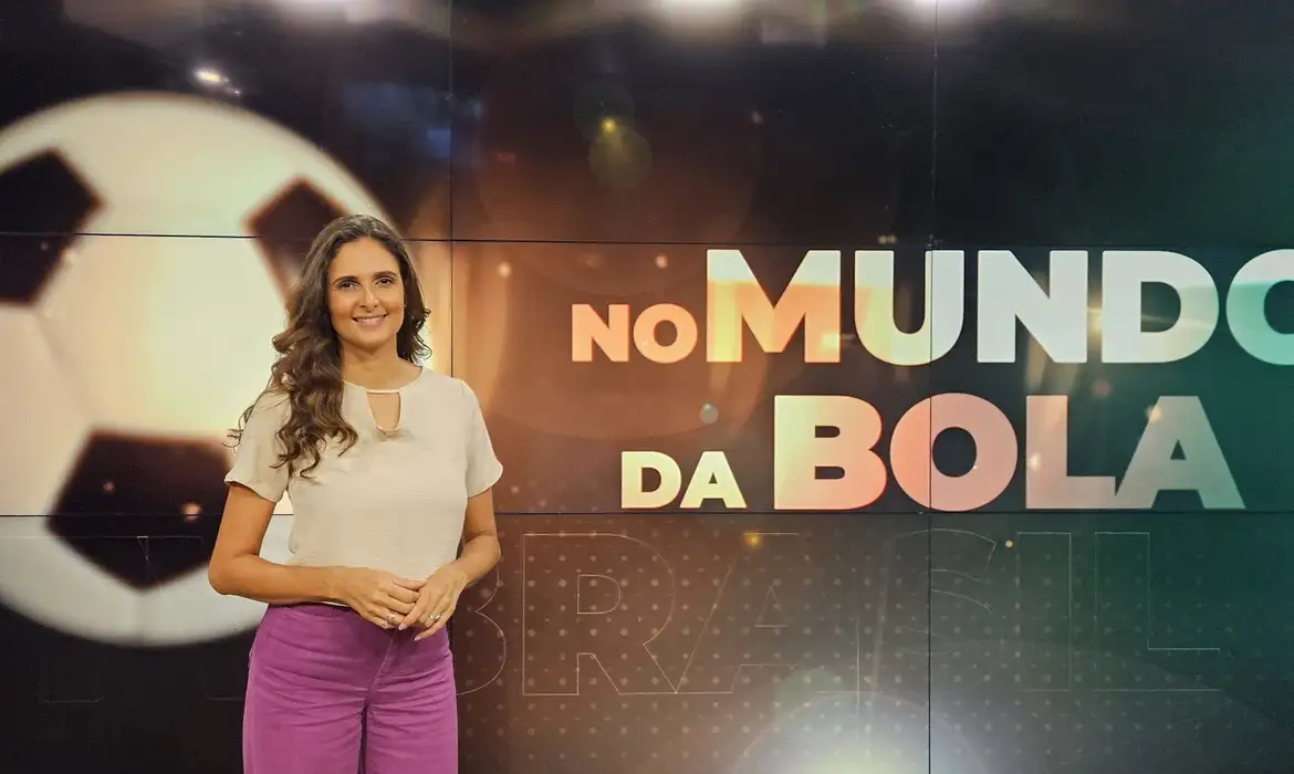 São Paulo- 23/03/2025 - No Mundo da Bola, da TV Brasil, tem edição especial sobre racismo e futebol feminino. 
Apresentadora Marília Arrigoni. Foto TV Brasil.