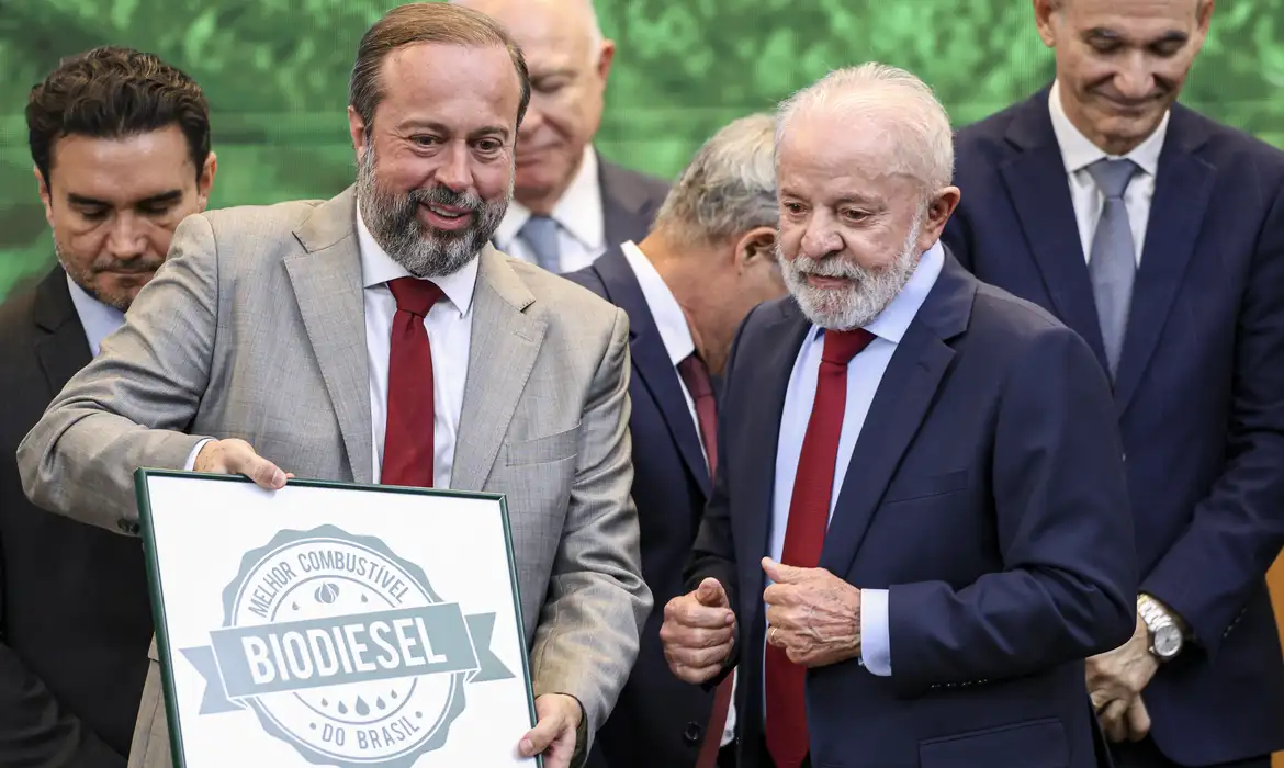 Brasília (DF), 25/06/2025 - O presidente Luiz Inácio Lula da Silva e o ministro de Minas e Energia, Alexandre Silveira, participam de evento após a 2ª reunião extraordinária do Conselho Nacional de Política Energética (CNPE), no Ministério de Minas e Energia (MME). Foto: Marcelo Camargo/Agência Brasil