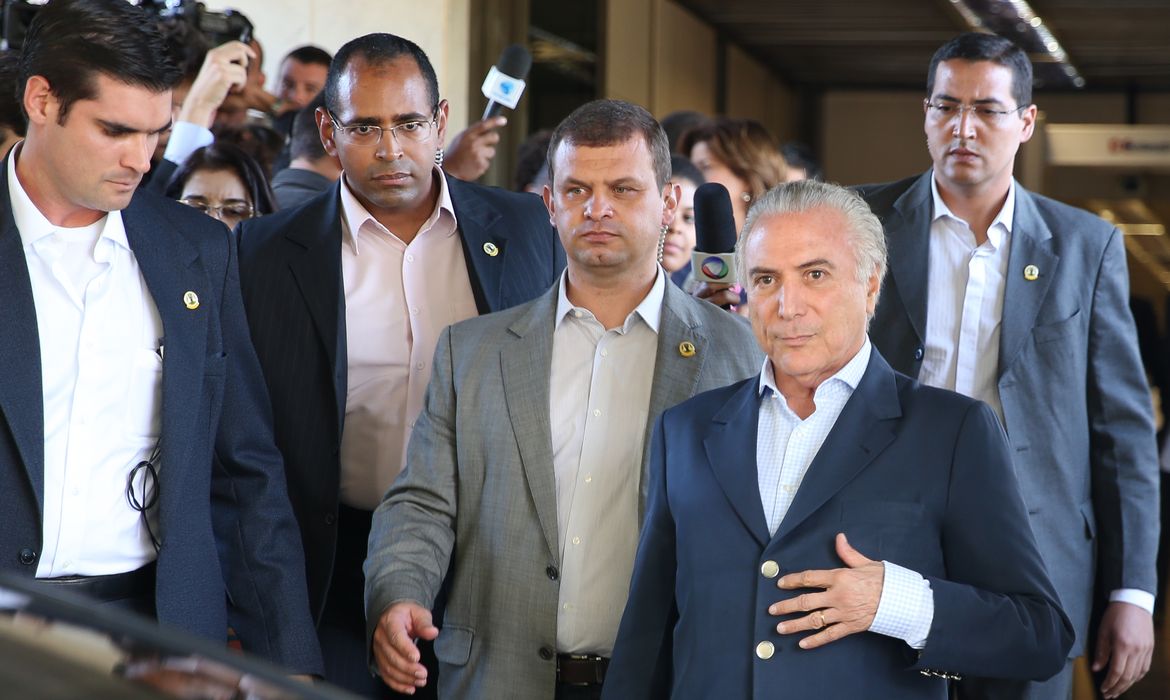 Brasília - O vice-presidente Michel Temer, no exercício da Presidência, deixa seu gabinete, no edifício-anexo do Palácio do Planalto  (Valter Campanato/Agência Brasil)