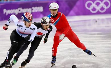 O patinador norte-coreano Jong Kwang-bom (de vermelho) durante as eliminatórias na competição masculina de patinação de velocidade curta, durante os Jogos Olímpicos PyeongChang 2018