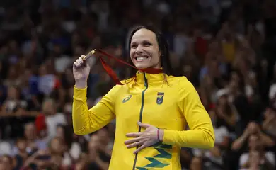 Paris 2024 Paralympics - Swimming - Women's 100m Freestyle - S12 Medal Ceremony - Paris La Defense Arena, Nanterre, France - September 4, 2024 Gold medallist Maria Carolina Gomes Santiago of Brazil celebrates on the podium Reuters/Andrew Couldridge/Proibida reprodução