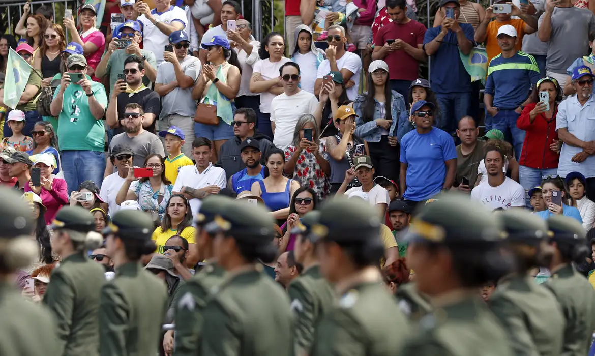 Brasília (DF), 07/09/2024 - Pessoas durante o Desfile de 7 de Setembro, realizado na Esplanada dos Ministérios.  Foto: Bruno Peres/Agência Brasil