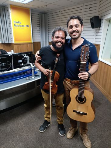 Henrique Neto e João Dias, da Escola Brasileira de Choro Raphael Rabello/Denise Oliveira - Produção Rádio Nacional FM Henrique Neto e João Dias, da Escola Brasileira de Choro Raphael Rabello