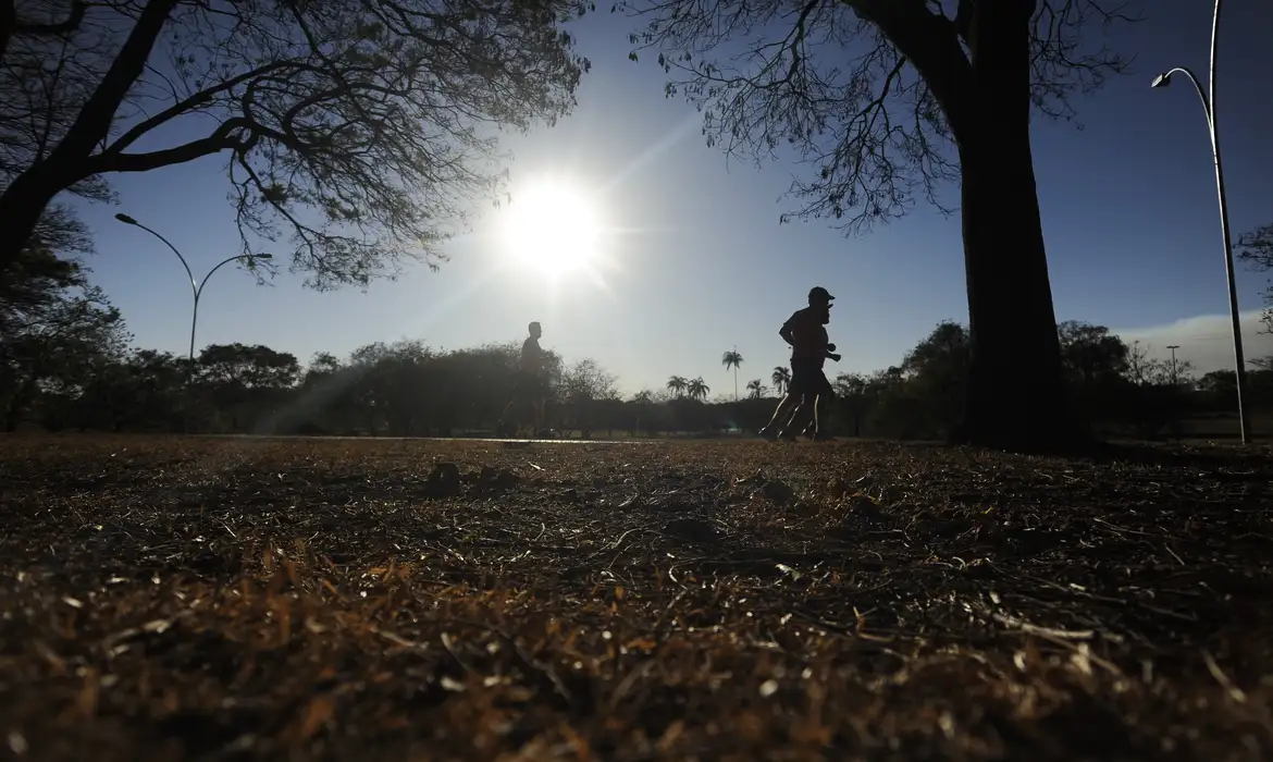 Marcello Casal JrAgência Brasil Inmet emite aviso vermelho para todo o DF devido à baixa umidade, a capital completa 94 dias sem chover