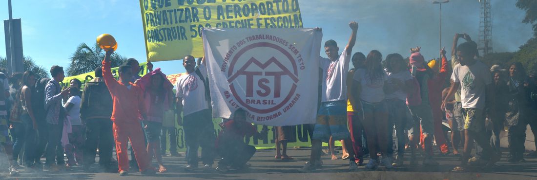 Frente Nacional de Movimentos do Comitê da Copa paralisaram o trânsito no Eixo Monumental em frente ao Estádio Nacional Mané Garrincha, em Brasília (DF). Os trabalhadores incendiaram pneus ao longo do eixo e permanecem na pista.