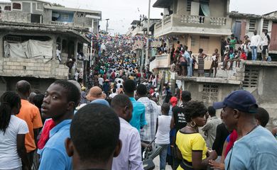 Milhares de haitianos saíram às ruas, neste domingo (24), para exigir a renúncia do presidente Michel Martelly