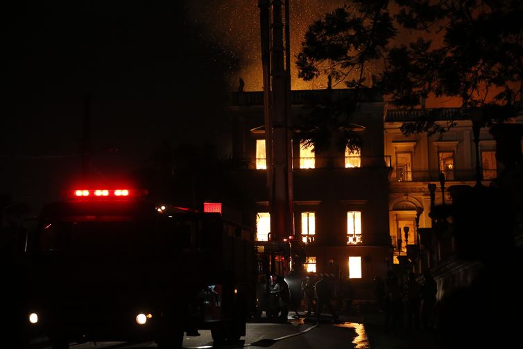 Chamas destroem Museu Nacional , na Quinta da Boa Vista, em São Cristóvão