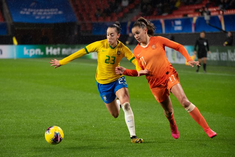 A2M/CBF/Direitos Reservados Brasil e Holanda disputam jogo no Torneio da França de futebol feminino