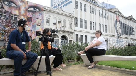 Tecnóloga Juliana Maciel comenta seu tratamento com a equipe da TV Brasil