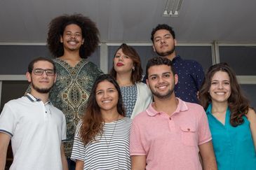 Estudantes da UFRJ criam bioplástico que indica qualidade do alimento