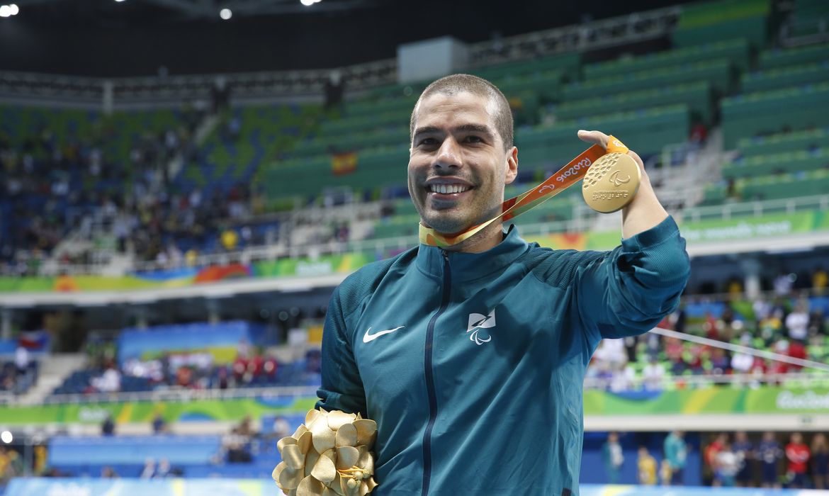 Daniel com sua medalha de ouro dos 50 metros costas S5 nos Jogos Paralímpicos Rio 2016. (Foto: Reprodução/Fernando Frazão/Agência Brasil)