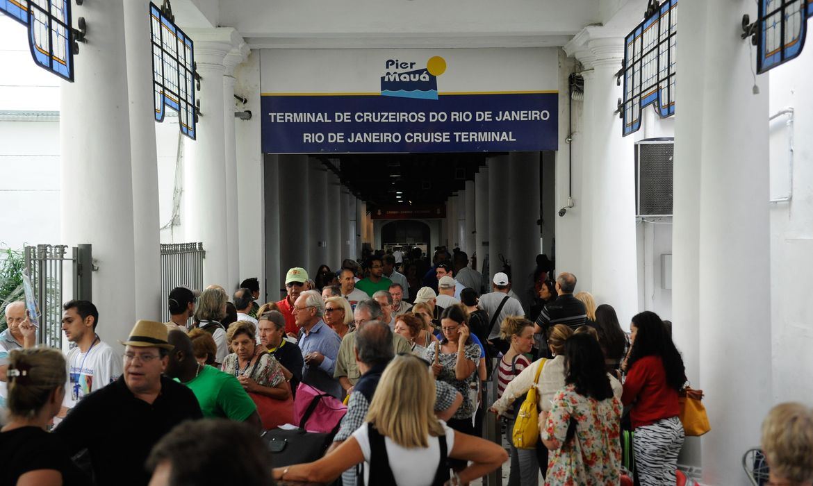 Mais de 4 mil turistas desembarcaram hoje (6) no Píer Mauá, na zona portuária do Rio. A maioria veio ao Brasil para acompanhar os jogos da Copa do Mundo, que começam no próximo dia 12 (Tânia Rêgo/Agência Brasil)
