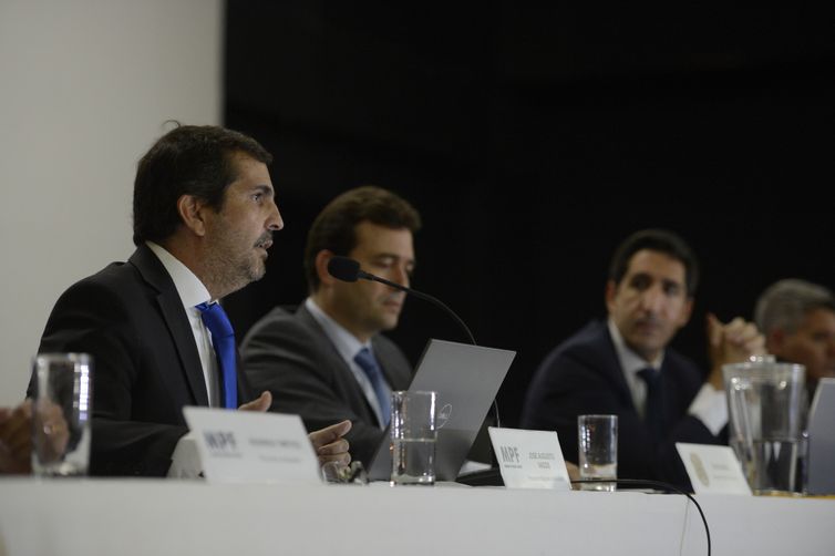 O procurador da República, José Augusto Vagos, fala durante coletiva de imprensa sobre prisão do ex-presidente Michel Temer e o ex-ministro Moreira Franco na sede da PF no Rio de Janeiro.