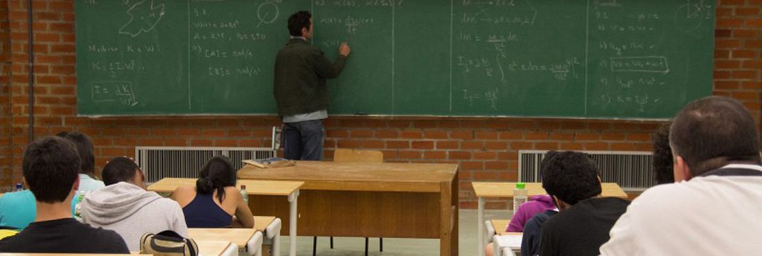 Sala de aula com professor e estudantes