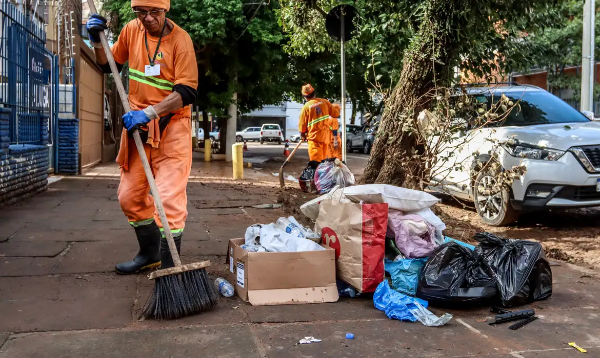 Porto Alegre (RS), 18/05/2024 – CHUVAS RS- LIXO -  Com a redução do nível do água, no bairro Menino Deus, em Porto Alegre, os trabalhos de limpeza começaram para a retirada de lama, lixo e entulho das ruas.. Foto: Rafa Neddermeyer/Agência Brasil