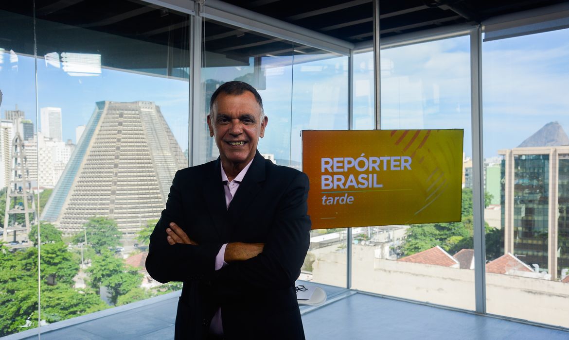 Jornalista Luiz Carlos Braga, apresentador do telejornal Repórter Brasil Tarde, no estúdio de vidro da TV Brasil, Empresa Brasil de Comunicação