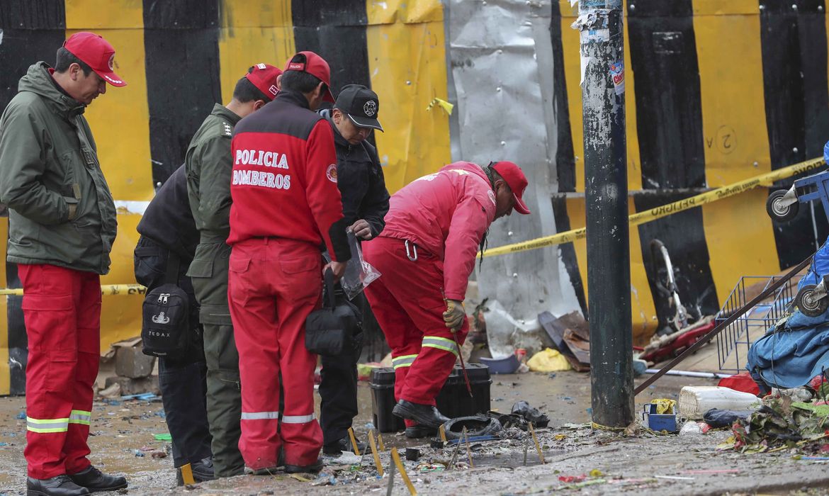 Polícia boliviana faz perícia em local de explosão que deixou oito mortos e 28 feridos em Oruro