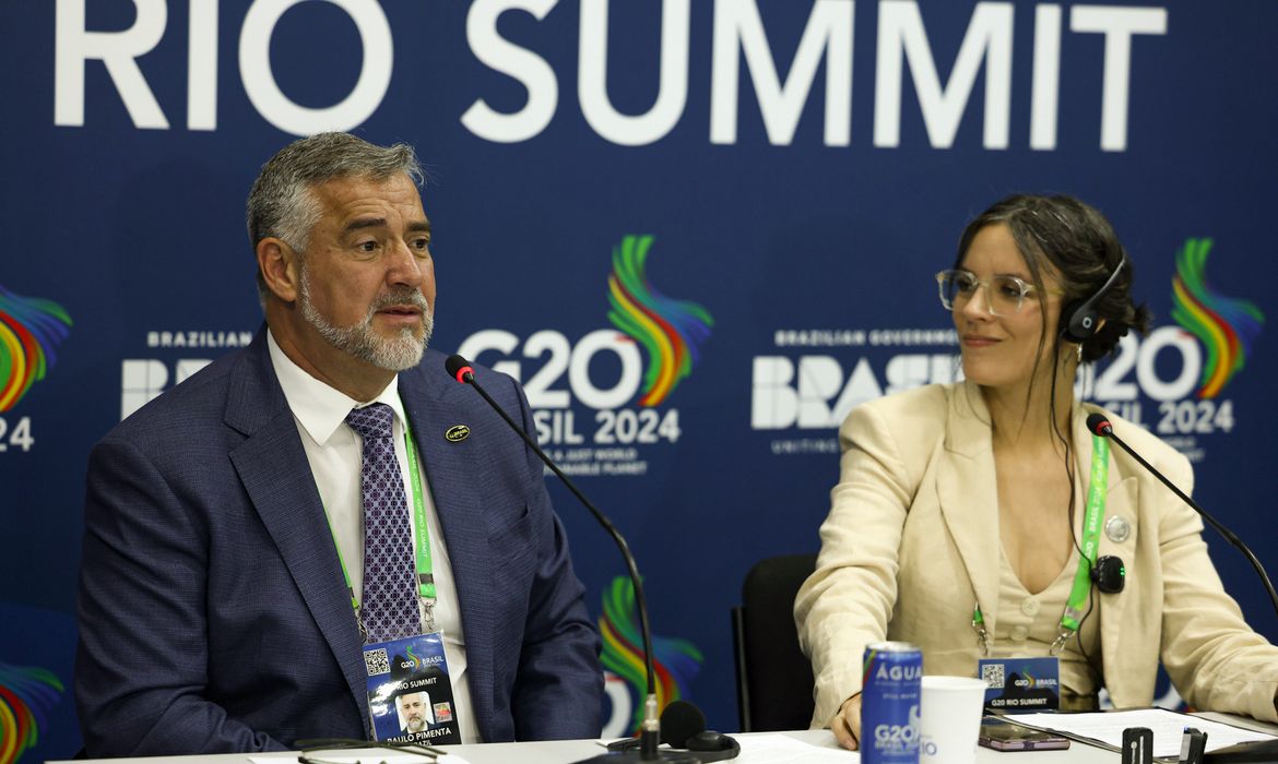 Rio de Janeiro (RJ), 19/11/2024 – O ministro da Secretaria de Comunicação Social da Presidência (Secom), Paulo Pimenta e a ministra da secretaria-geral do Chile, Camila Vallejo, durante assinatura de memorando de entendimento de combate às fake News, no G20, no Rio de Janeiro. Foto: Tomaz Silva/Agência Brasil