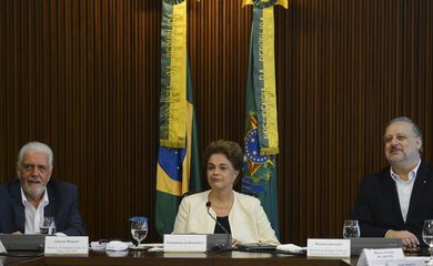 Brasília - Presidenta Dilma Rousseff durante reunião com o Comitê de Articulação Federativa e representantes das Associações Estaduais de Municípios (José Cruz/Agência Brasil)