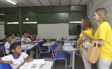 Escolas públicas de ensino básico em vários municípios brasileiros recebem a visita do Ministério Público pelo programa MPEduc. Aqui, integrantes do programa conversam com alunos do Centro de Ensino Fundamental 11